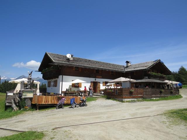 vor uns taucht die Ronerhütte auf 1832 m.ü.M.