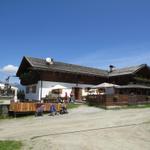 vor uns taucht die Ronerhütte auf 1832 m.ü.M.