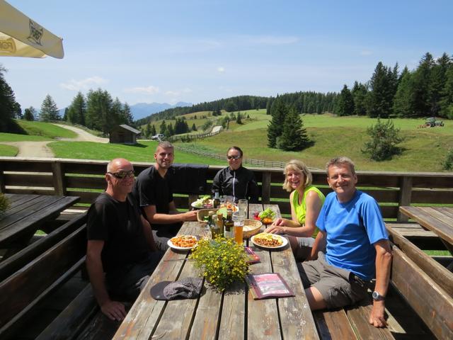 auf der Ronerhütte haben wir sehr gut gegessen und die Sonne genossen