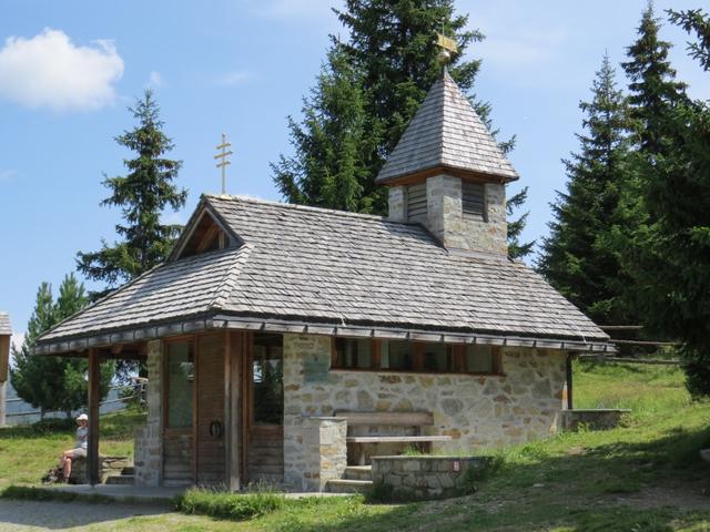 gestärkt und ausgeruht liefen wir weiter und erreichten diese schöne Kapelle