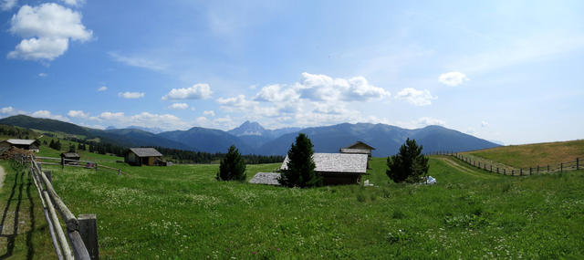 schönes Breitbildfoto mit dem Peitlerkofel in der Bildmitte