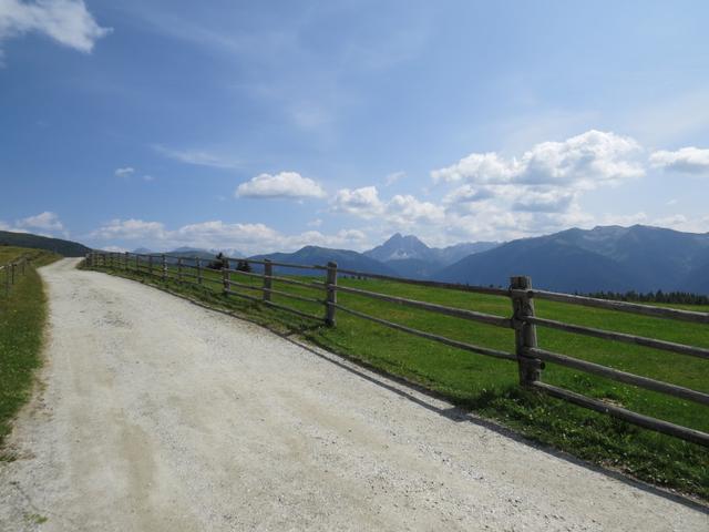 auf gutem Wege laufen wir weiter unser Ziel heisst nun Kreuzwiesen Alm