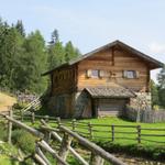 der Weg führt an den Hütten der Steiner Alm vorbei