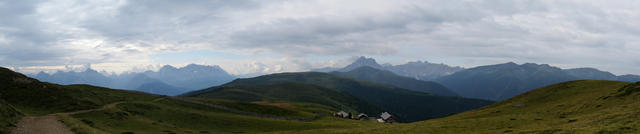 Breitbildfoto von der Alpe di Luson mit Blick Richtung Peitlerkofel