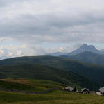 Breitbildfoto von der Alpe di Luson mit Blick Richtung Peitlerkofel