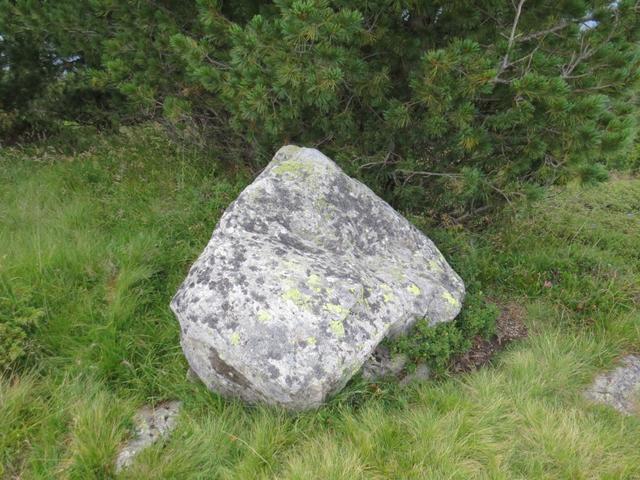 der Jakobsstein hat Einbuchtungen wo man Stirn, Hände und die Knie hineinlegen kann