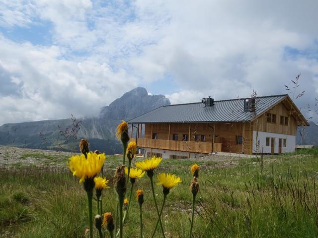 wir haben die sehr schöne neu erbaute Maurerberghütte 2157 m.ü.M. erreicht