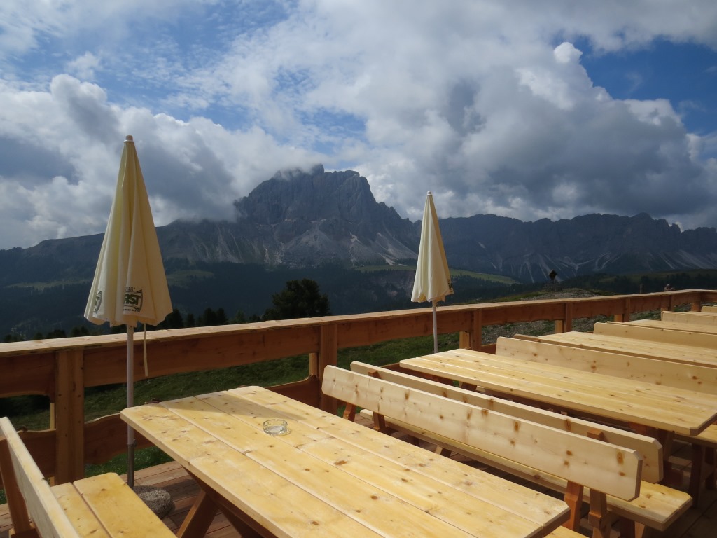 was für eine Aussicht von der Terrasse aus. Direkt vor uns steht der Peitlerkofel