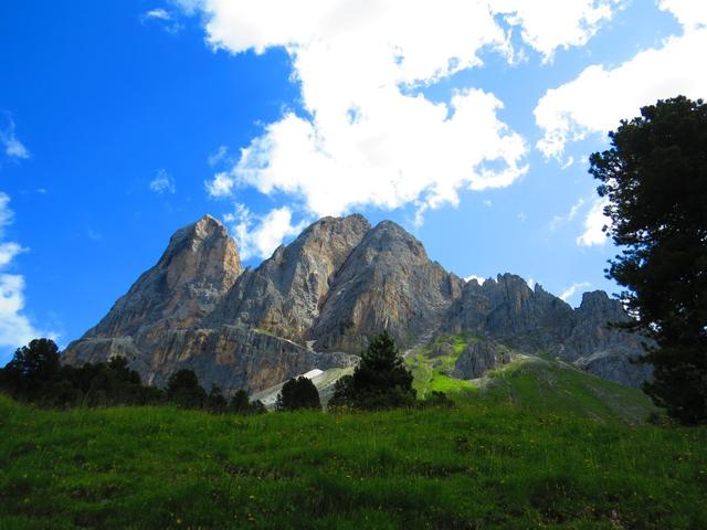der Peitlerkofel und die meisten Bergen in den Dolomiten bestehen aus dem blenden helle Gestein der Dolomit