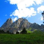 der Peitlerkofel und die meisten Bergen in den Dolomiten bestehen aus dem blenden helle Gestein der Dolomit