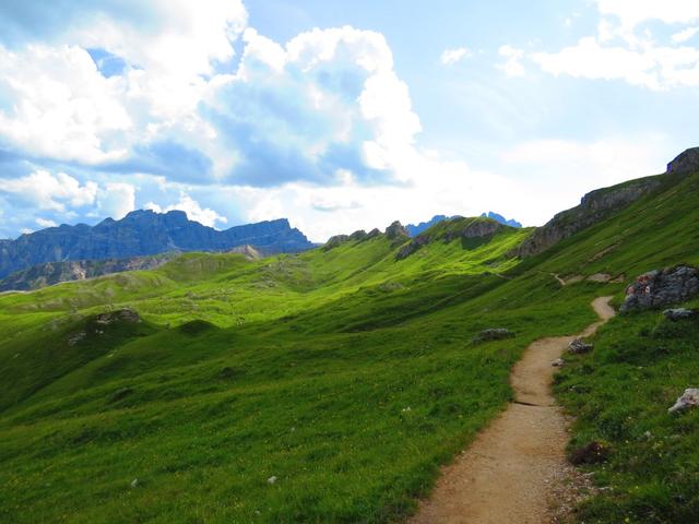 am Fusse des Zendleser Kofel geht es über einen schönen Höhenweg weiter zum Kreuzkofeljoch