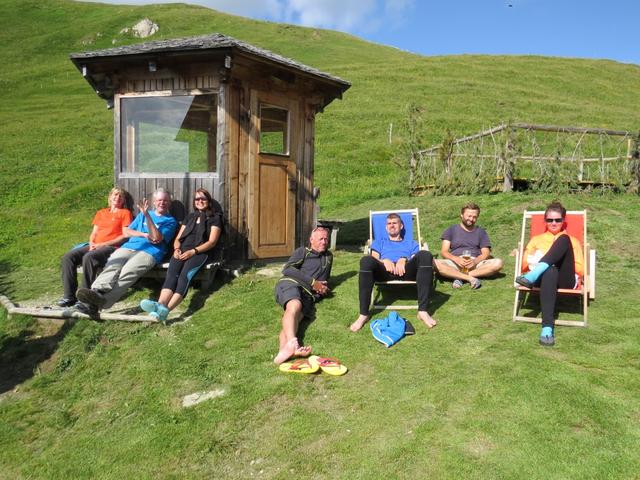 unsere Freunde geniessen vor dem Nachtessen noch die wärmende Sonne