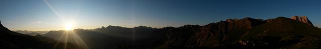 schönes Breitbildfoto mit Sonnenaufgang vom Kreuzkofeljoch aus gesehen