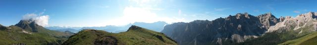 sehr schönes Breitbildfoto vom Kreuzjoch aus gesehen. Ganz links der Peitlerkofel