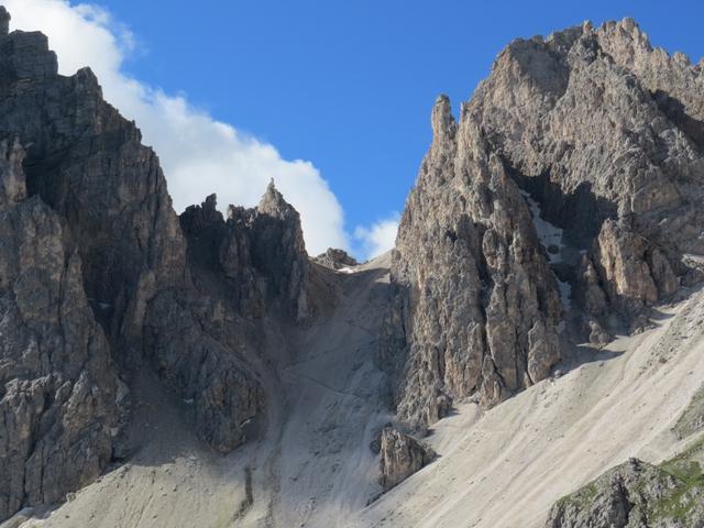 gut ersichtlich der Weg der zur Roa-Scharte hinaufführt