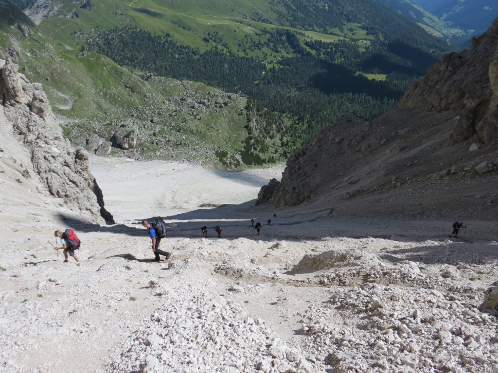 auf dem Bild ist es gut ersichtlich, wie steil der Weg hinaufführt