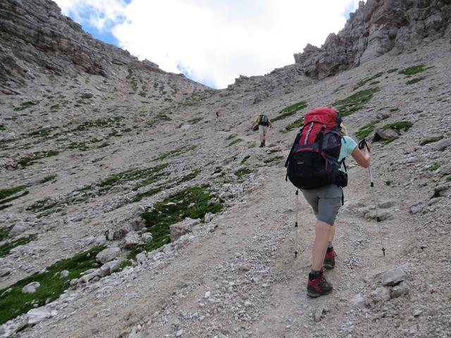 der Weg führt nun wieder steil aufwärts zur Forcella de Sieles