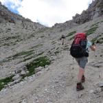 der Weg führt nun wieder steil aufwärts zur Forcella de Sieles