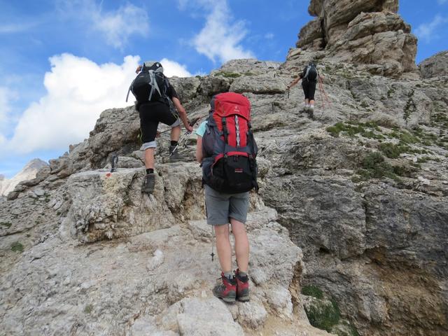 immer wieder muss man sich hochziehen. Mit einem grossen Rucksack geht dies natürlich nicht so einfach