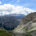 was für ein schönes Breitbildfoto. Am Horizont die Sella Gruppe