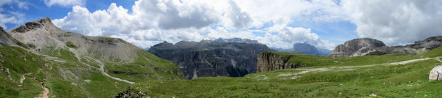 Breitbildfoto von der Puezalm mit Blick Richtung Sella Gruppe und Langkofel