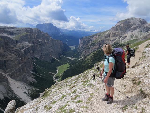 Mäusi schaut ins Langental hinunter und zum Langkofel