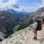 Mäusi schaut ins Langental hinunter und zum Langkofel