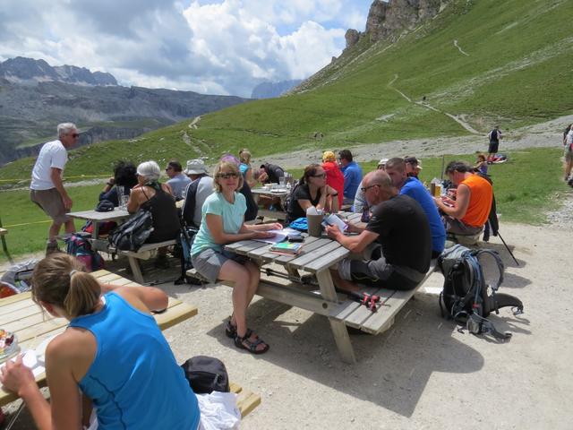 auf der Puez Hütte ist bei schönem Wetter immer viel los