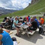 auf der Puez Hütte ist bei schönem Wetter immer viel los