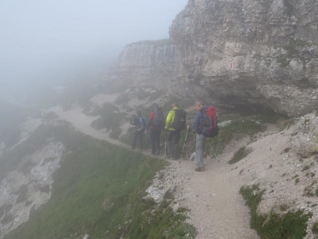 bei dichtem Nebel wandern wir Richtung Crespeina Joch. Wir waren froh auch ohne Frühstück die Puez Hütte verlassen zu haben