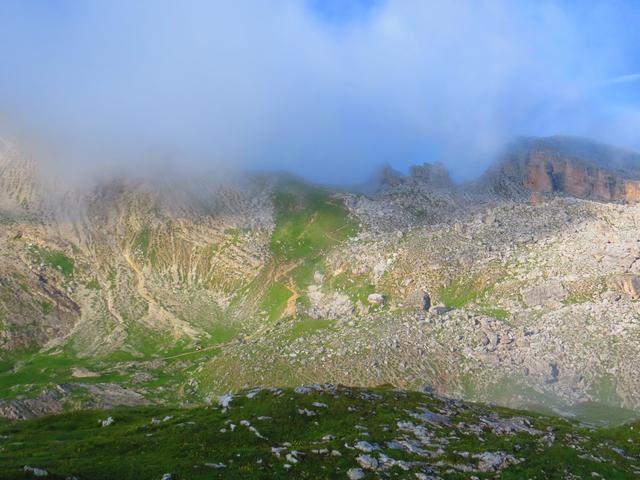 der Nebel lichtet sich und der Bergweg zum Crespeina Joch wird sichtbar. Die Puez Hütte war bis dato die schlechteste Hütte