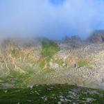 der Nebel lichtet sich und der Bergweg zum Crespeina Joch wird sichtbar. Die Puez Hütte war bis dato die schlechteste Hütte