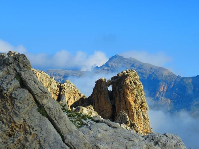 Dolomit, wissenschaftlich Dolomitstein, ist ein Karbonat-Gestein