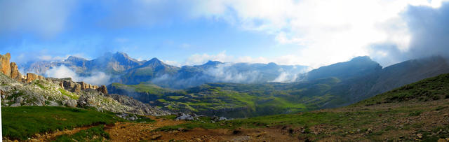 schönes Breitbildfoto mit Blick Richtung Puez Hütte und Puez Gruppe. Aufgenommen vom Crespeina Joch