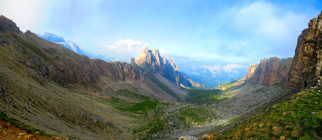 sehr schönes Breitbildfoto in das Val de Chedul. Aufgenommen vom Crespeina Joch