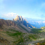 sehr schönes Breitbildfoto in das Val de Chedul. Aufgenommen vom Crespeina Joch