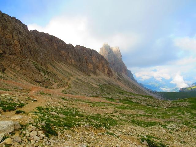 gut ersichtlich der Bergpfad der vom Val de Chedul auf den Cir Joch führt