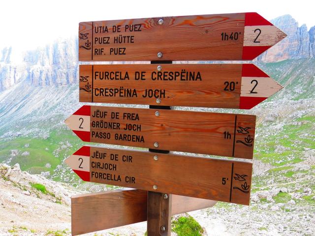 Wegweiser auf dem Crespeina Joch 2528 m.ü.M. weiter geht es zum Cir Joch