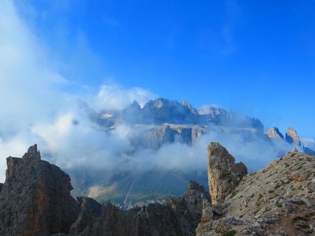 plötzlich taucht vor uns die gewaltige Sella Gruppe auf