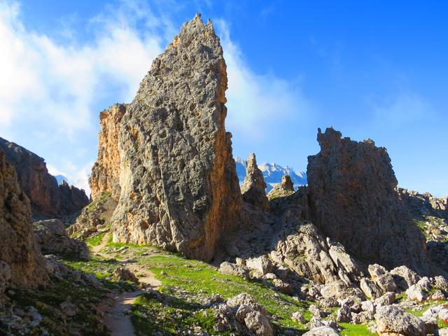 wir durchqueren ein Feld aus bizarr geformte Felsbrocken und -nadeln