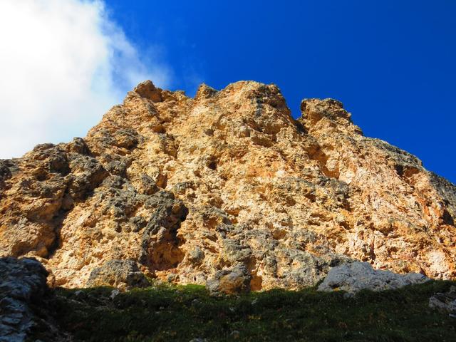 Dolomitstein ist im Idealfall weiss, häufig elfenbeinfarben, hellgrau, graugelb oder grüngrau