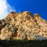 Dolomitstein ist im Idealfall weiss, häufig elfenbeinfarben, hellgrau, graugelb oder grüngrau