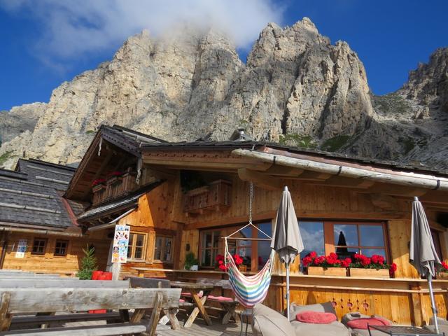 kurz vor dem Grödner Joch steht Jimmy's Hütte. Hier kehrten wir ein.