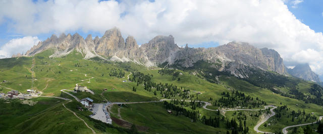 schönes Breitbildfoto vom Grödner Joch mit Puez Gruppe