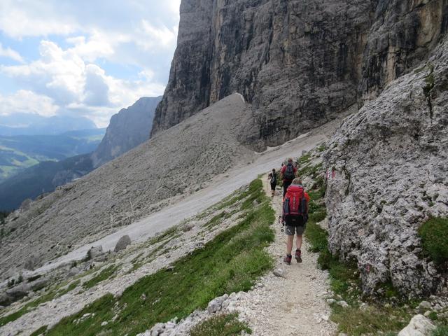 wir steigen zunächt am begrünten Nordrücken des Sass della Luesa an und queren dessen nordöstliche Flanke