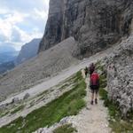 wir steigen zunächt am begrünten Nordrücken des Sass della Luesa an und queren dessen nordöstliche Flanke