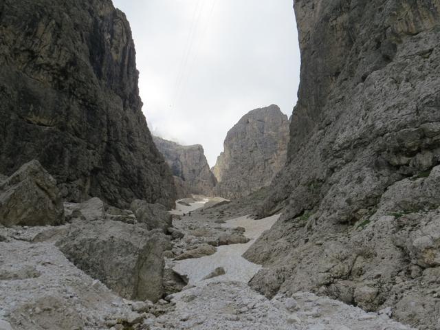 der Steig bringt uns direkt unter das Kar Val Setus