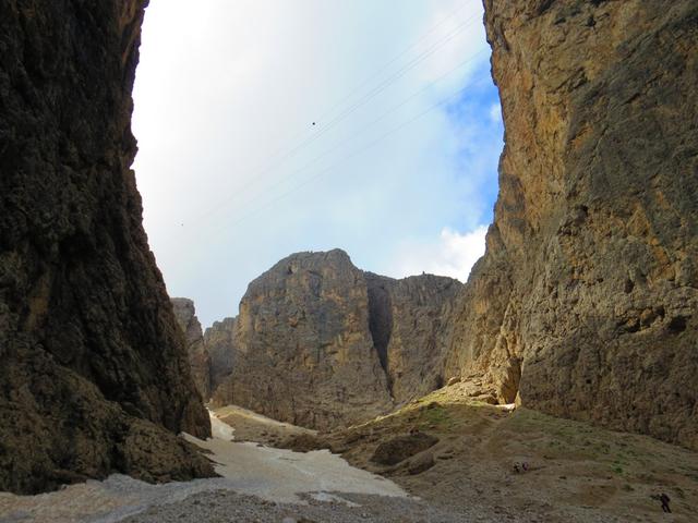 eine riesige Furche durchschneidet den gigantischen Nordabsturz des Sella-Massiv