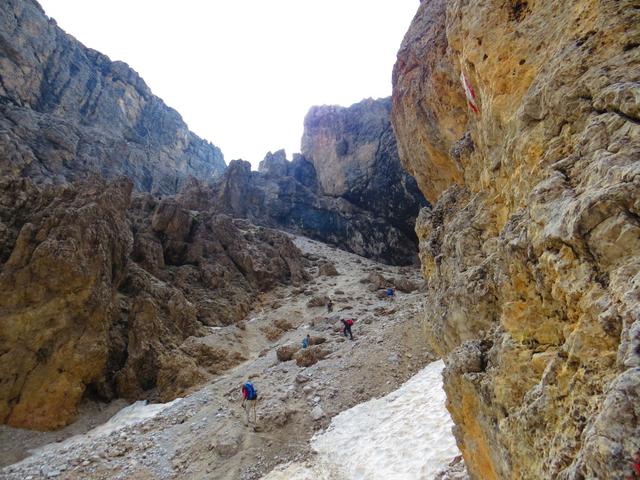 ein Couloir ist eine von Felsen begrenzte und oft mit Schnee oder Eis gefüllte Rinne an einem Berghang oder in einer Bergwand