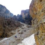 ein Couloir ist eine von Felsen begrenzte und oft mit Schnee oder Eis gefüllte Rinne an einem Berghang oder in einer Bergwand